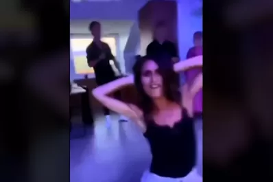 Las finlandesas bailan en apoyo a la primera ministra