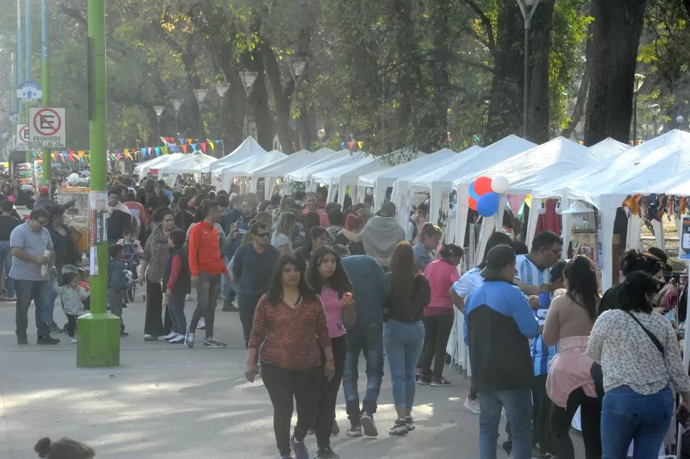 SIN DISTINCIÓN DE EDADES. La feria de artesanos fue una distracción para quienes llevaron a los niños en la tarde al parque Avellaneda.