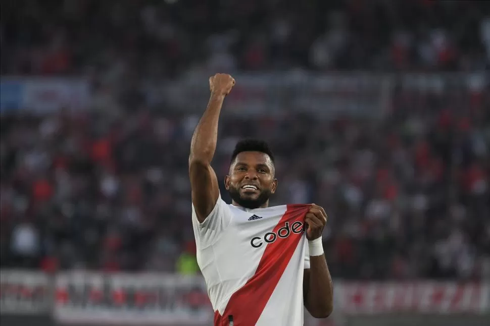 FESTEJO COLOMBIANO. Borja convirtió, de cabeza, el segundo tanto de River. 