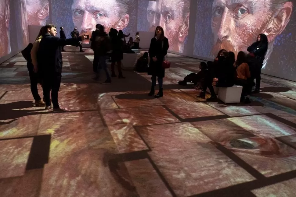  MULTISENSORIAL. La exposición permite que los visitantes jueguen e interactúen de manera íntima con las pinturas del artista neerlandés.  