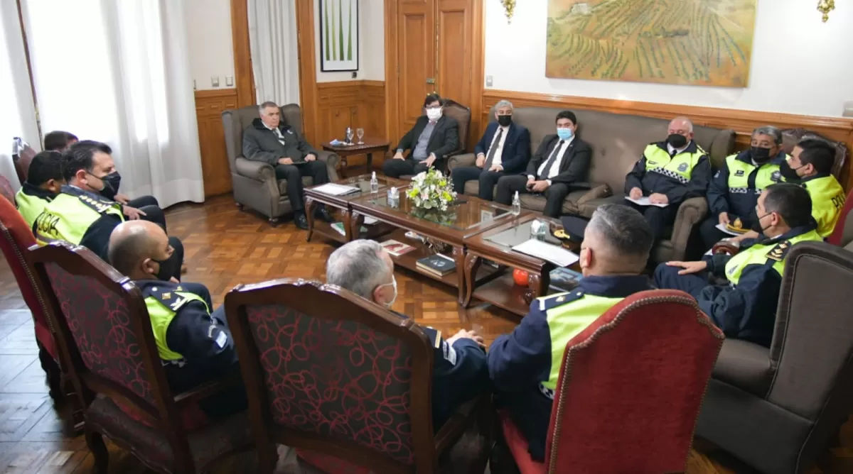 EN REUNIÓN. Jaldo recibió a autoridades de Seguridad y de la Policía para analizar los operativos contra la venta de drogas. Foto de Comunicación Pública