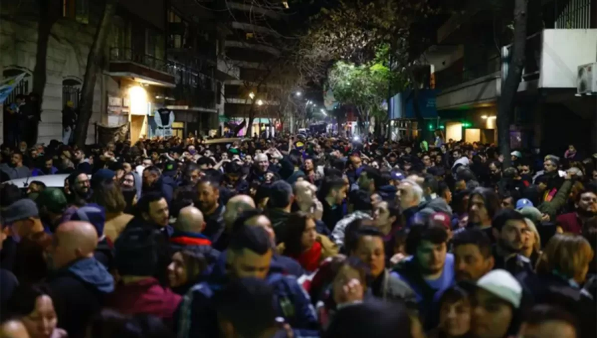 EN LAS CALLES. Militantes afines a la Vicepresidenta se acercaron hasta su casa para brindarle su apoyo.