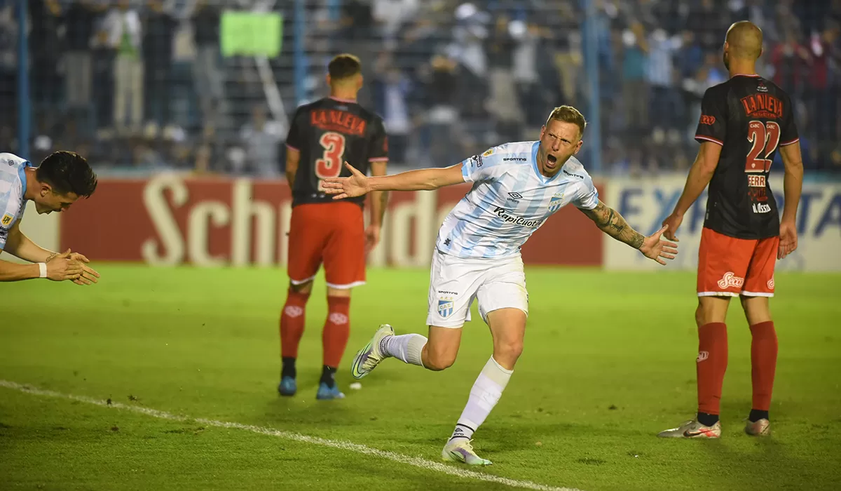 TRIUNFO PARCIAL. Atlético Tucumán podría haber ampliado el resultado frente Barracas antes de irse al descanso.