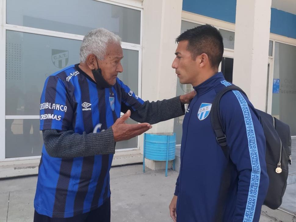 MUY BUENA ONDA. Guillermo Acosta dialoga con un hincha que se acercó a ver la práctica del lunes en el Monumental. La Gaceta / Fotos de Daniel Coronel