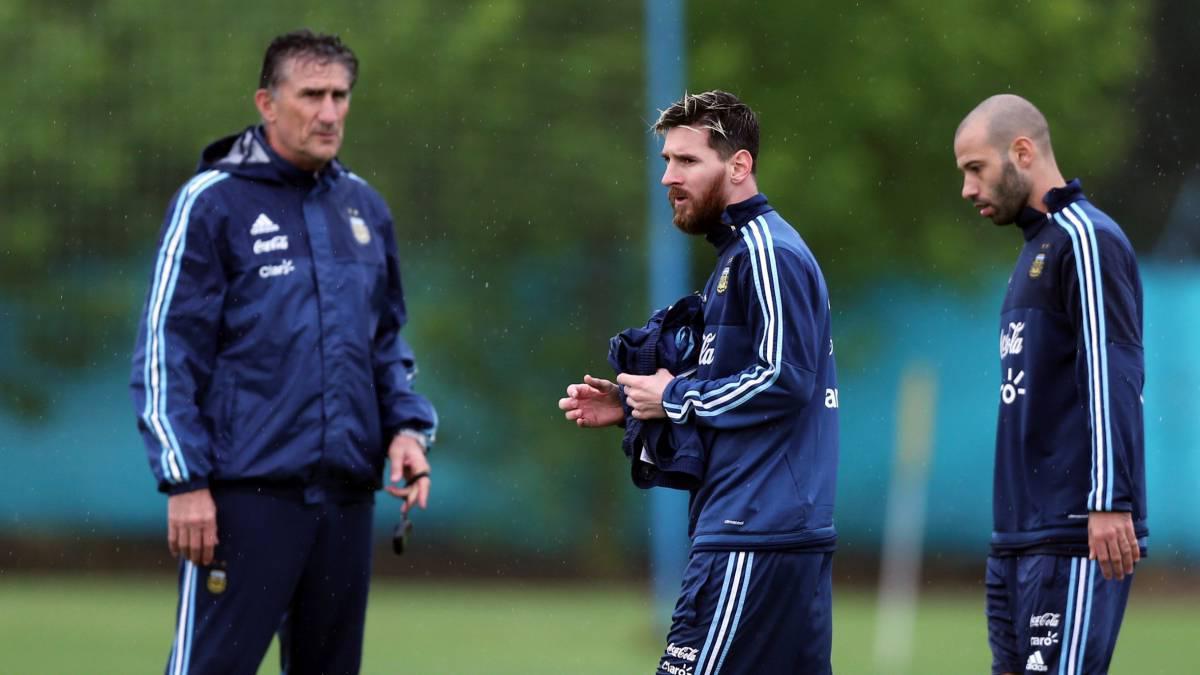 Bauza, Messi y Mascherano, durante un entrenamiento de la Selección en 2017.