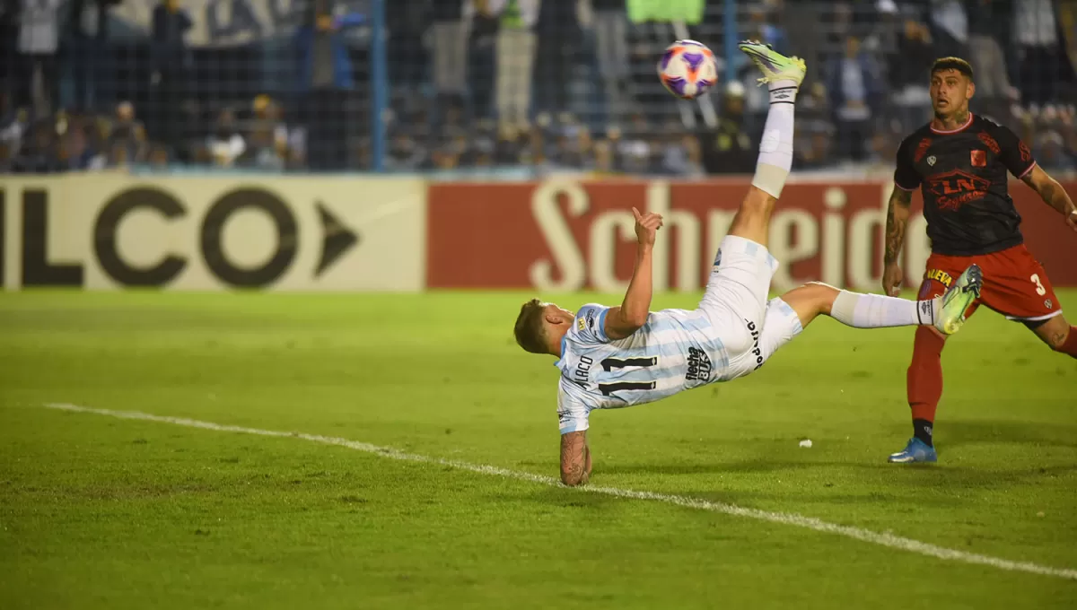 EN EL AIRE. Menéndez abrió el marcador con un golazo de chilena.