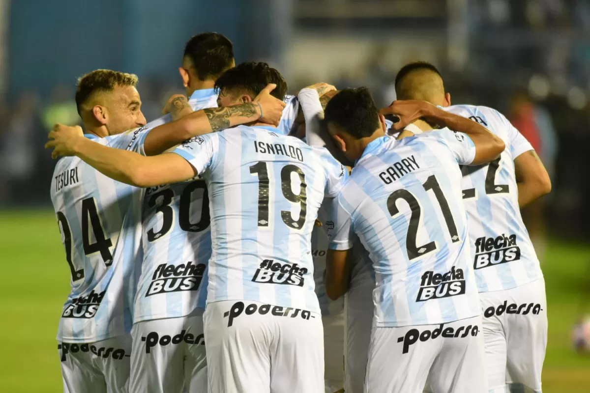 FESTEJO. Los jugadores de Atlético celebran la quinta victoria consecutiva en casa.