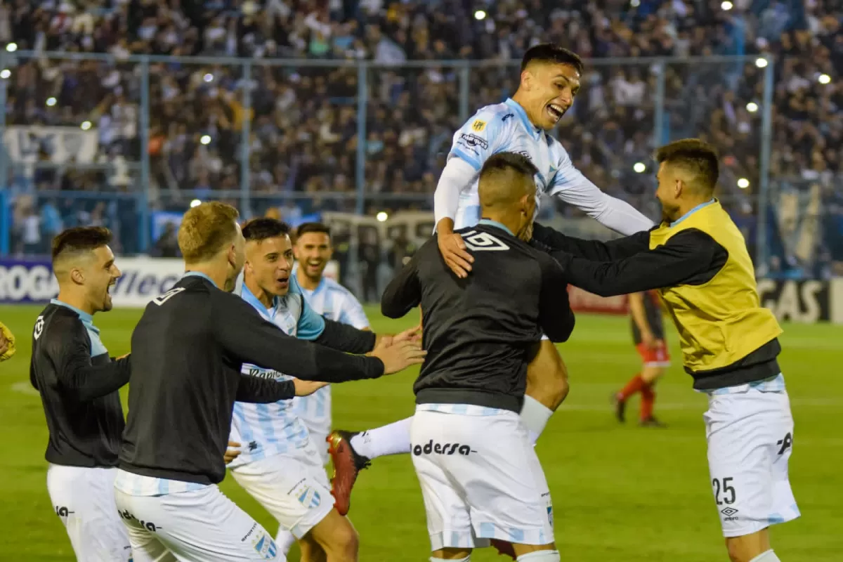 GOLAZO. Mateo Coronel celebra su tanto de 70 metros ante Barracas Central.