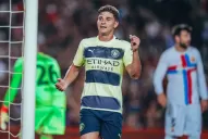 Video: Julián Álvarez marcó un gol con blooper incluido, en el Camp Nou