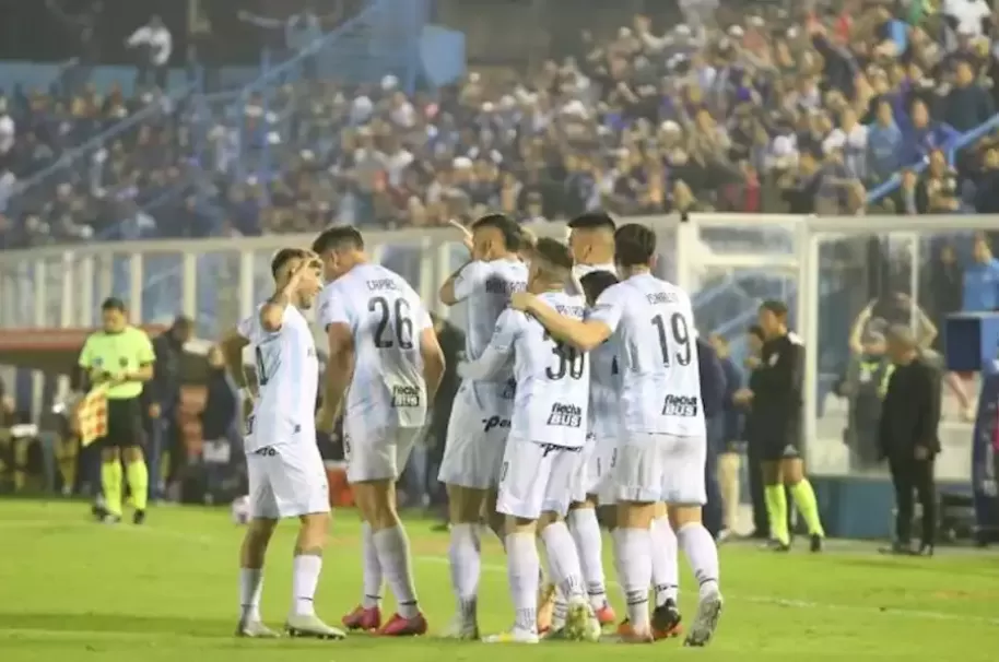 Probó, erró y finalmente acertó: mirá como Coronel practicó en cancha su gol de 70 metros para Atlético Tucumán