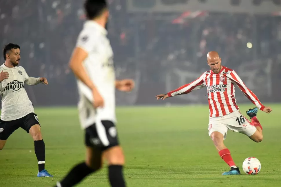 BUENA PEGADA. Además de aportar distribución del juego desde mitad de cancha, el bonaerense también se defiende al momento de estar al frente de la pelota parada. la gaceta / foto de DIEGO ARAOZ (archivo)