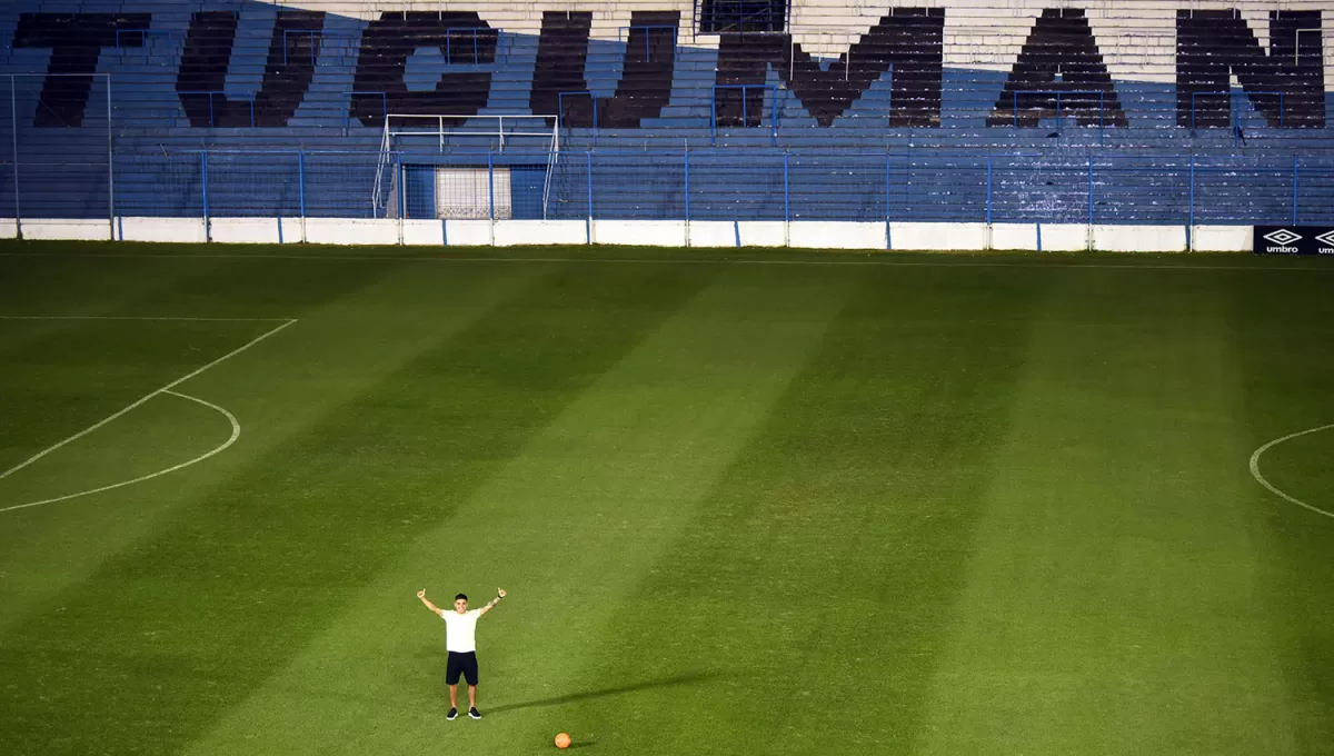 PARA LA HISTORIA. El gol de Mateo Coronel rompió un récord en el fútbol argentino que estaba inalterable desde 1940. Por 20 centímetros, el gol del “Decano” se impuso a la marca que ostentaba Miguel Ángel Garavano, quien había hecho un gol desde 70 metros, jugando para Ferro. 