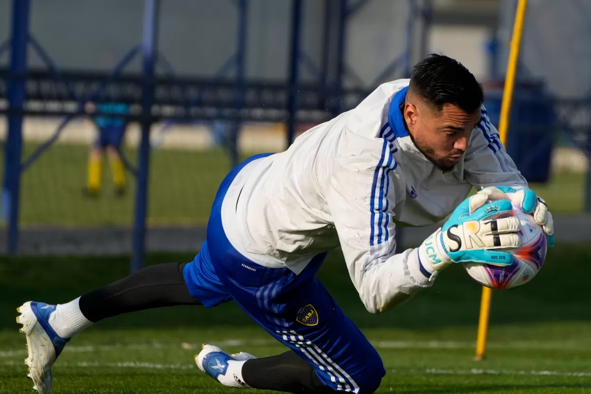 EN LA PRÁCTICA. Sergio Romero busca ponerse al 100%. FOTO TOMADA DE TWITTER.COM/BOCAJRSOFICIAL