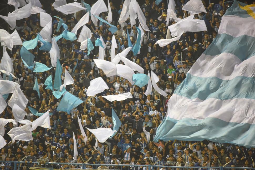 GRAN MARCO. En 25 de Mayo y Chile vivieron una verdadera fiesta el martes. El hincha cree que el título es posible. la gaceta / foto de diego araoz