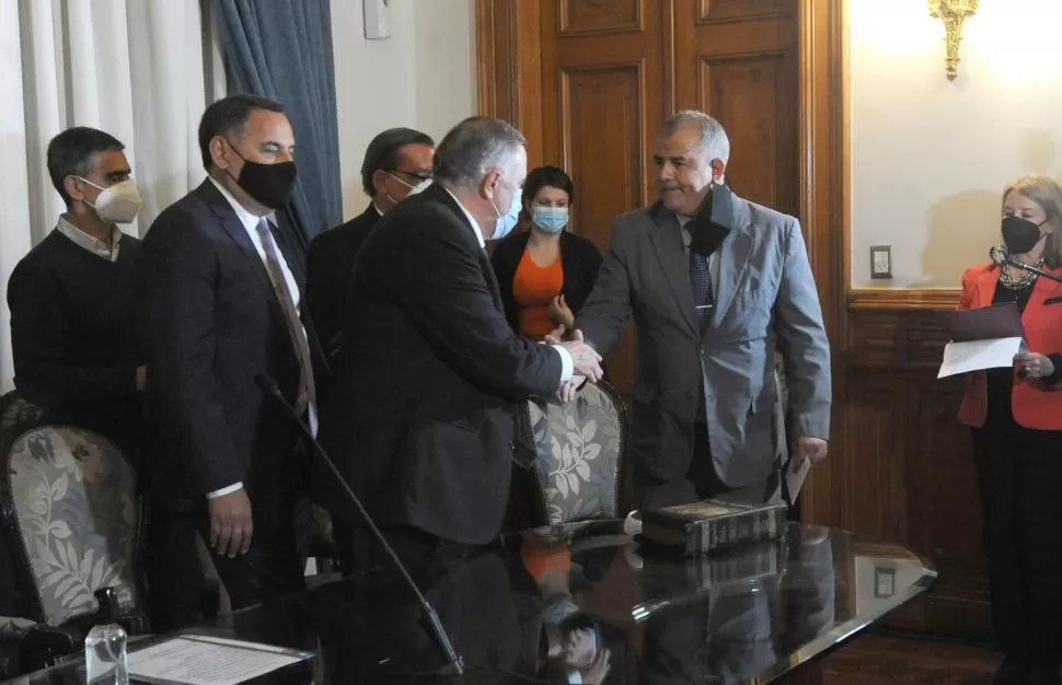 MOMENTO CLAVE. El gobernador interino Osvaldo Jaldo saluda a Miguel Gómez después de haber jurado como director de Institutos Penales. la gaceta / fotos de antonio ferroni