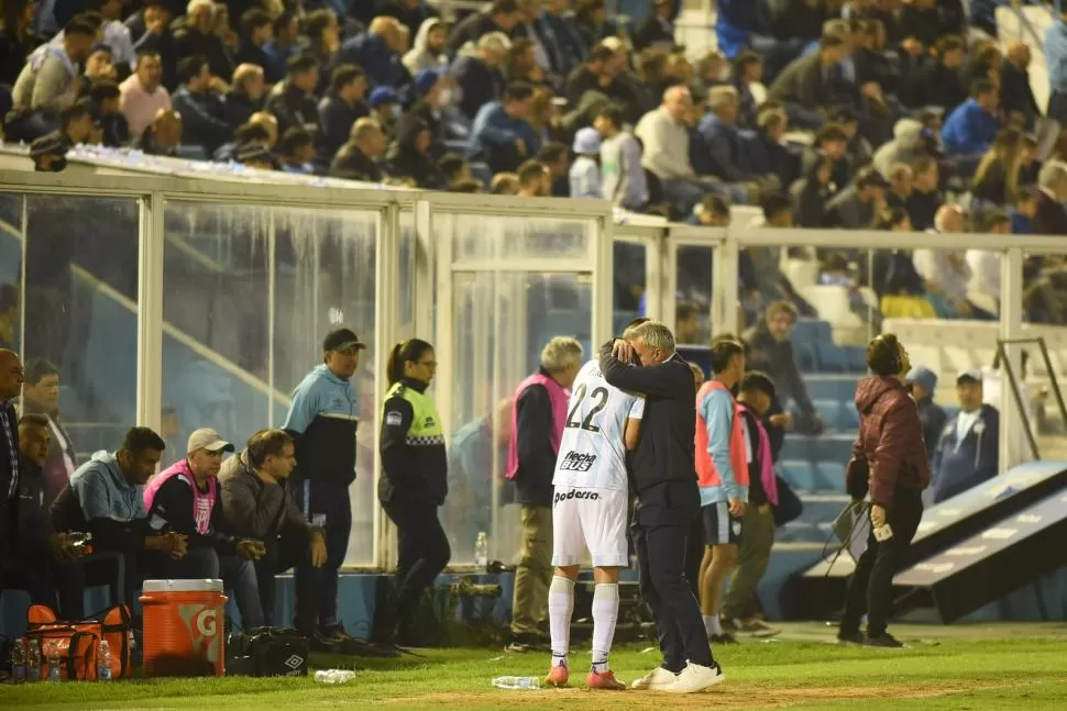 RESPETO. Pereyra saludó y agradeció al técnico, tras convertir. Luego, el entrenador lo sacó cuidándolo de la tarjeta. la gaceta / foto de diego araóz