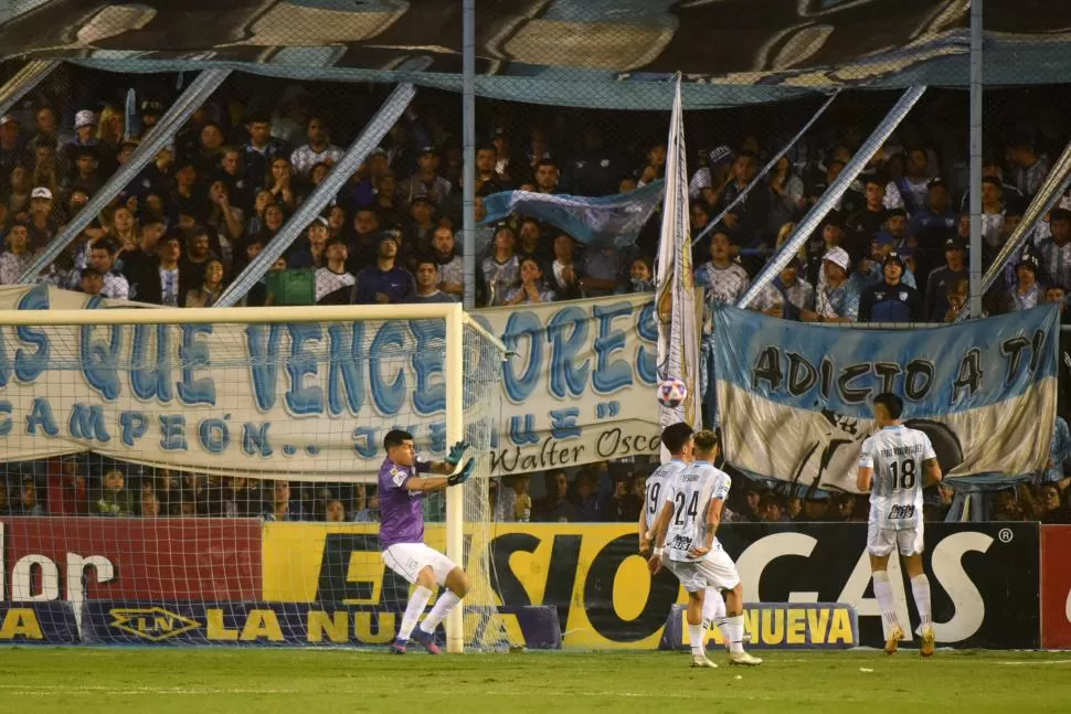 TODOS UNIDOS. Jugadores, cuerpo técnicos, dirigentes e hinchas formaron una buena comunión que se traduce en los resultados. En el ambiente se percibe que algo bueno puede llegar a sucederle al “Decano”. la gaceta / foto de diego araoz