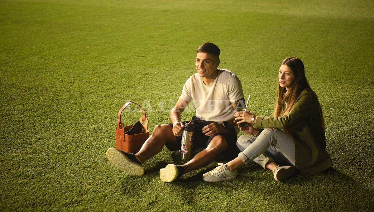 EN CASA. Mateo Coronel y su pareja, Sara Guerrero, disfrutaron en soledad del Monumental.