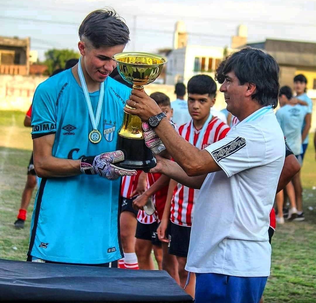 Maza Díaz, junto a Jorge Artero, DT del equipo que se desempeña en la Liga Tucumana.