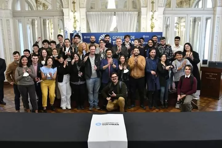 FOTO DE FAMILIA. Estudiantes, docentes, funcionarios, representantes de la actividad audiovisual tucumana junto al Gobernador tras el acto formal. comunicación pública