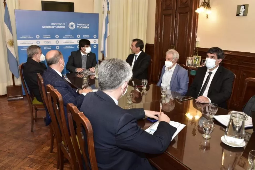 EN PLENARIO. Los miembros de la Comisión en un momento del debate. prensa gobernación