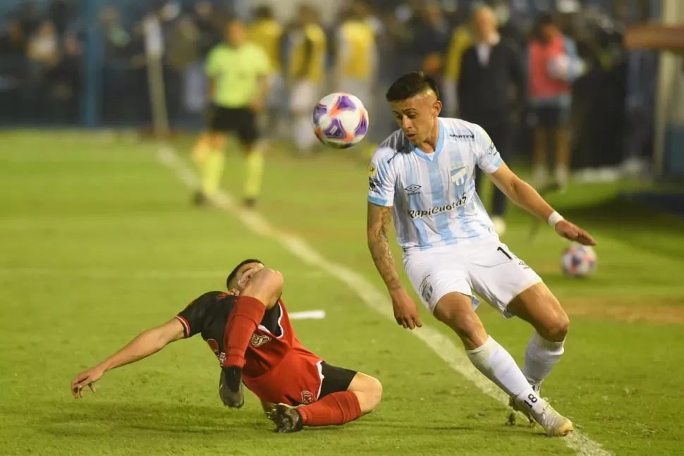 UNA PIEZA CLAVE EN EL “DECANO”. Ramiro Ruiz Rodríguez, que convirtió el segundo gol frente a Barracas Central, está en un gran momento y el equipo lo disfruta. LA GACETA / FOTO DE DIEGO ÁRAOZ