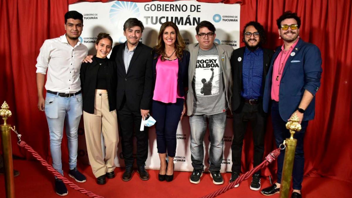 En la foto: Facundo Zurita y Pierina Vallino, vicepresidente y presidenta del Centro de Estudiantes de la Escuela de Cine; Pablo Peralta, vicepresidente de la CIAT; Carolina Vargas Aignasse, ministra de Gobierno y Justicia; Pablo Salcedo, presidente de la CIAT; Martín Falci y Lucas García Melo, vicepresidente y presidente de Tucumán Audiovisual