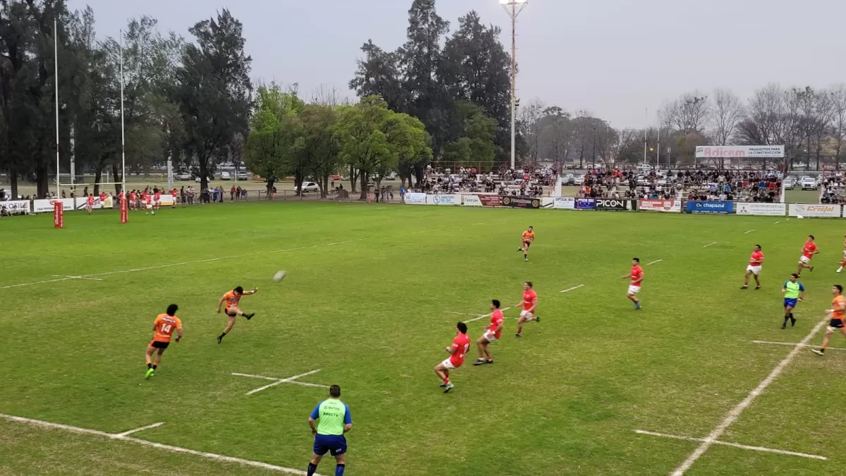 El fullback Matías Bascary naranjita despeja la ovalada y la pone en campo cordobés. Foto de Federico Espósito