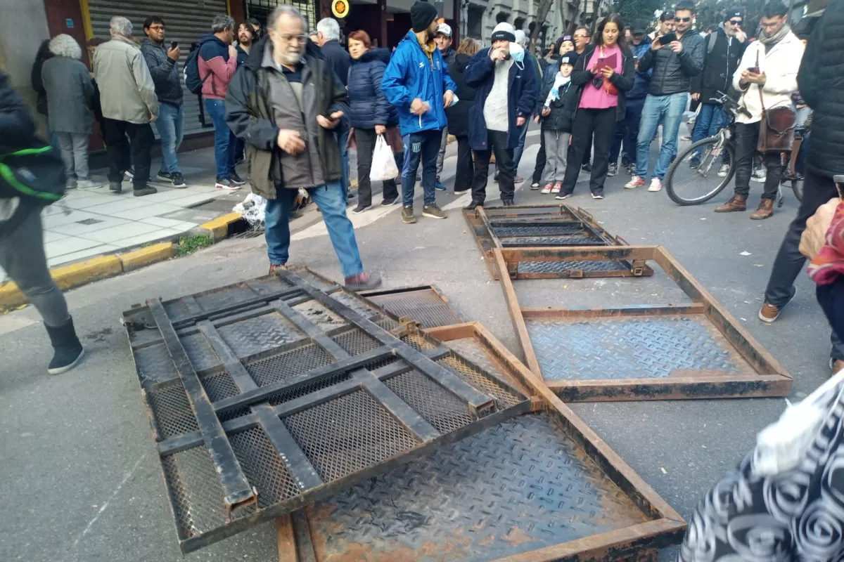 VALLAS DERRIBADAS DURANTE LA PROTESTA EN APOYO A CRISTINA KIRCHNER.