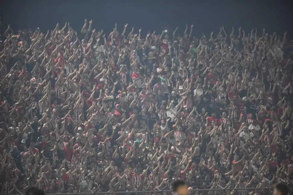 APORTARON LO SUYO. Los hinchas empujaron al equipo desde el primer minuto y desataron un gran festejo con la goleada consumada. 