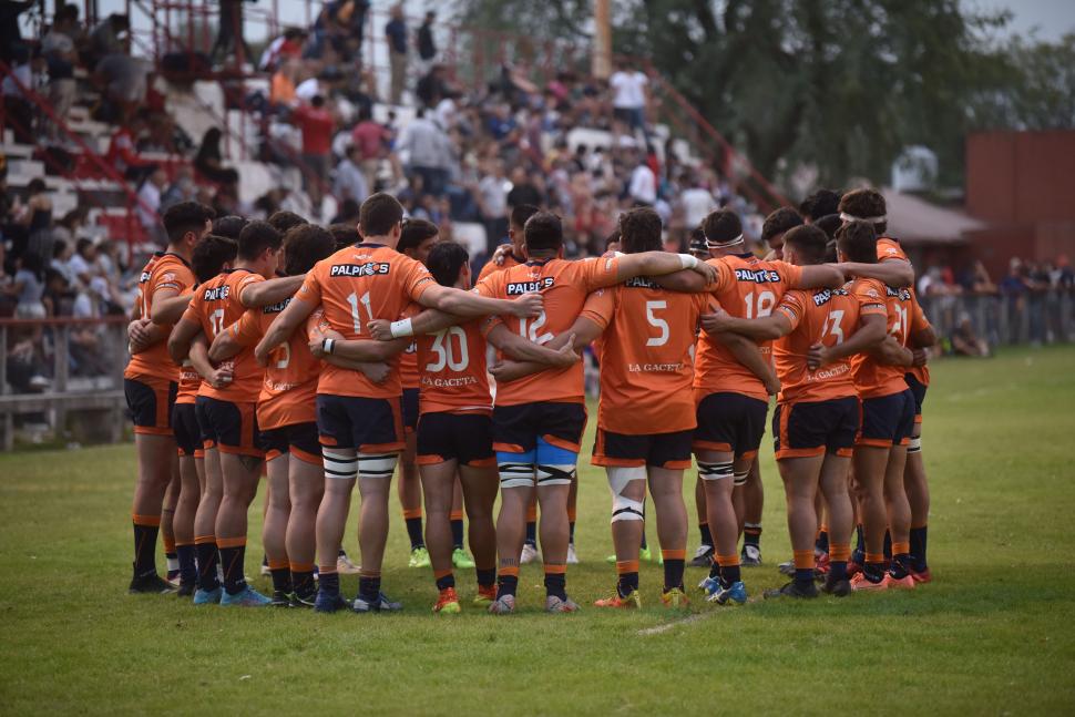 GRUPO. Los Naranjas jugaron con mucha solidaridad para defender.