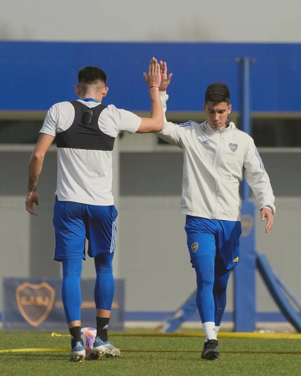 TITULARES. Pol Fernández y Vázquez (de espaldas) irán desde el inicio esta tarde. twitter @BocaJrsOficial