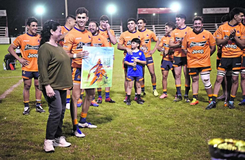 RECONOCIMIENTO. Juan Manuel Molinuevo, de Huirapuca, fue elegido como Jugador del Partido. Por ello recibió un cuadro de la artista concepcionense Mariel Belloto. la gaceta / fotos de Ines Quinteros Orio