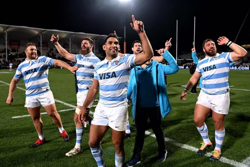 FESTEJOS. El tucumano Orlando y sus compañeros, celebran la gran victoria con los argentinos presentes en las tribunas. 