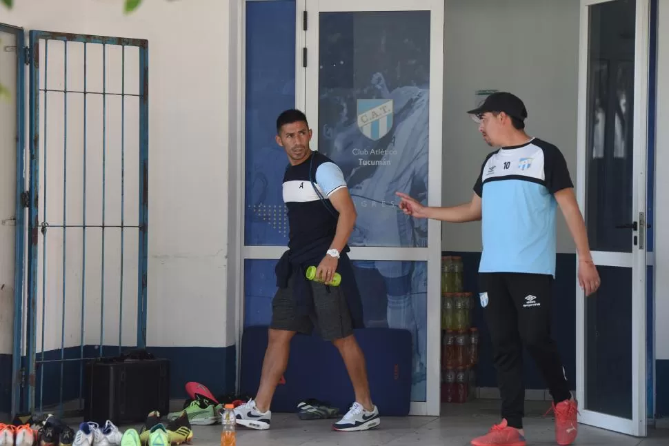 TODO EN ORDEN. “Bebe” Acosta y el utilero Marcelo Albrecht dialogan luego del último entrenamiento en el complejo. Acosta será el capitán esta tarde en La Boca. la gaceta / foto de Analía Jaramillo