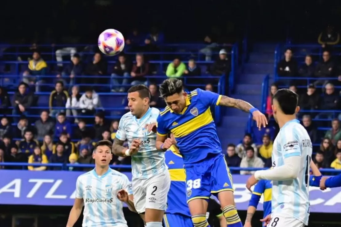 FIRME ARRIBA. Bruno Bianchi marca a Luis Vázquez en el partido con arbitraje polémico en La Bombonera. Foto de Prensa Atlético Tucumán