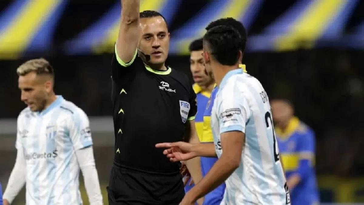 FERNANDO ESPINOZA. El árbitro quedó en el centro de la polémica. Foto de TyCSports