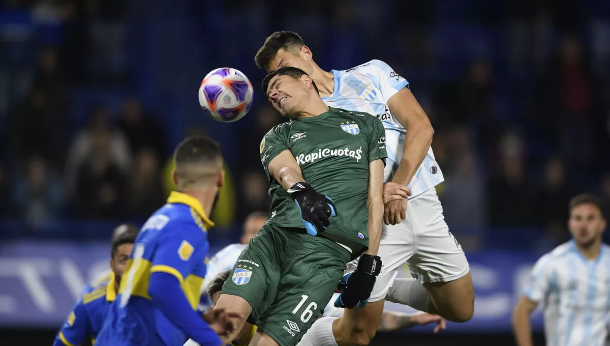 ASI GANA. En la última del partido, el boliviano Carlos Lampe, se cruzó toda la cancha y fue a buscar el empate agónico. Estuvo cerca de conectar un centro de Pereyra; finalmente cabeceó Capasso.