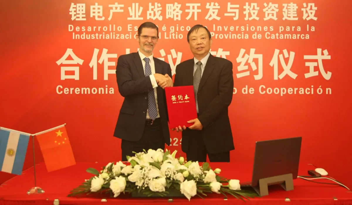 MINERÍA. Catamarca firmó un convenio con inversores de China para industrializar litio.