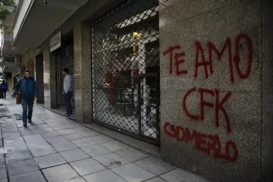 Así quedó la cuadra del departamento de Cristina Kichner tras las manifestaciones