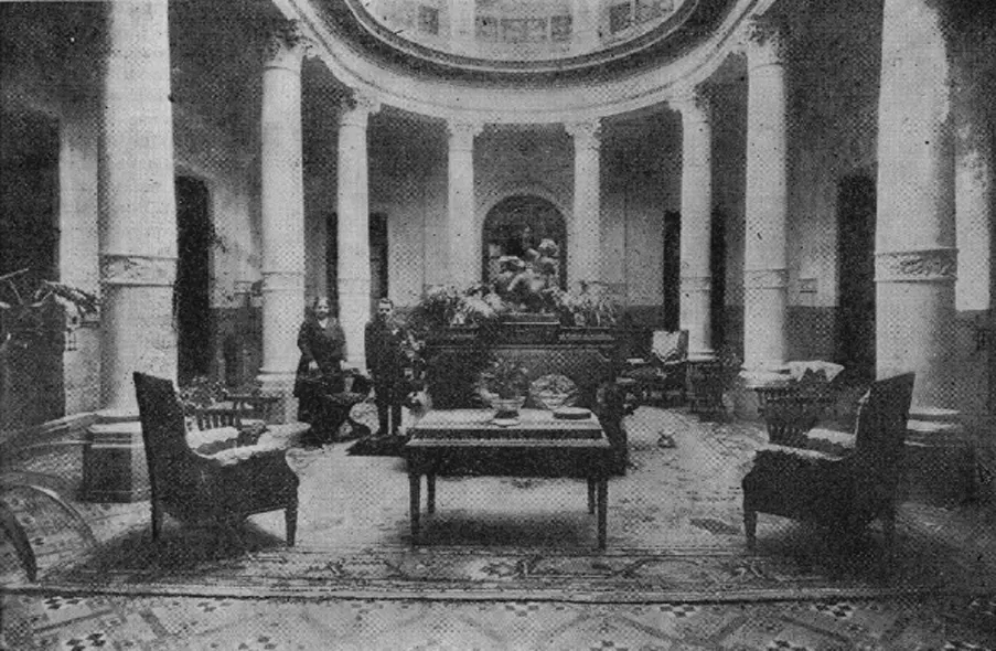 HALL PRINCIPAL. Tapizado de seda rosa vintage, tenía reminiscencias a un patio moro-sevillano, con mucho sol, plantas y mecedoras. 