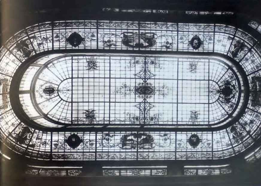OBRA IMPORTADA. El hall principal tenía en su techo un enorme vitraux Saint Gobain. En 1922, ya se abría y se cerraba con control eléctrico. 