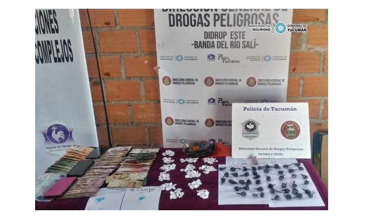 EN ALDERETES. Los hombres de la Brigada Este buscaban dos sillas de plástico y encontraron un centro de venta de drogas. 