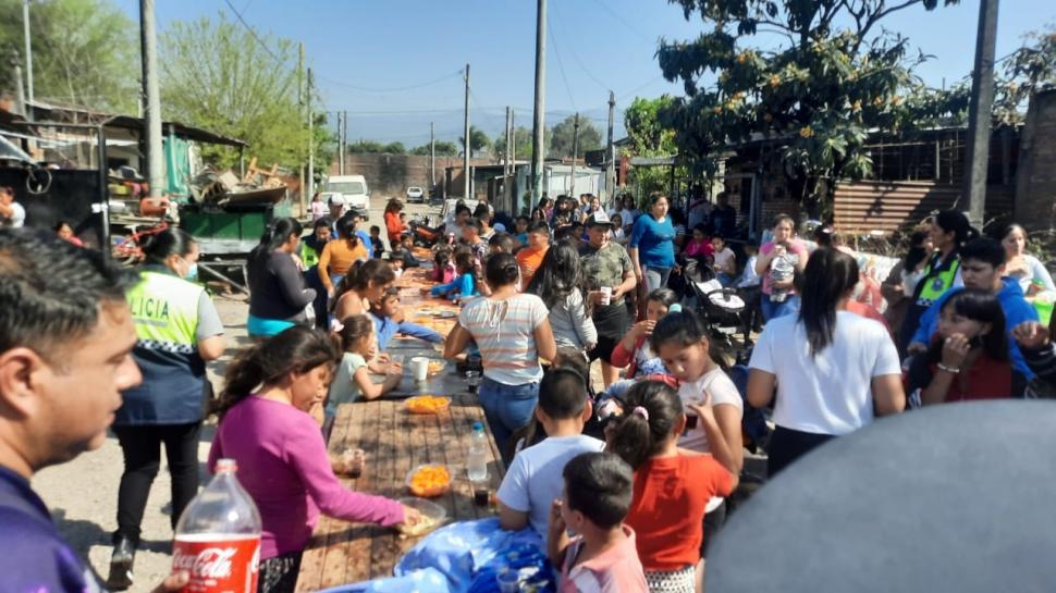 ACERCAMIENTO. Los policías de la Unidad Regional Norte organizaron festejos por el Día del Niño en tres merenderos de Tafí Viejo.