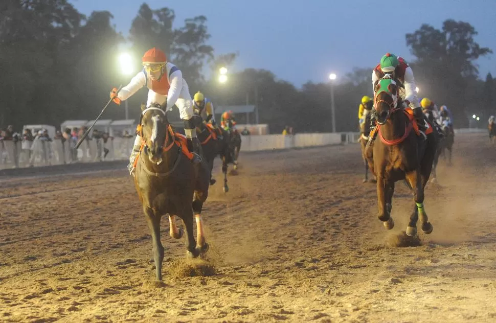 VICTORIA SANTIAGUEÑA. El zaino Milione, muy bien conducido por Ángel Vai, relegó a Chanter en la competencia principal. la gaceta / foto de antonio ferroni