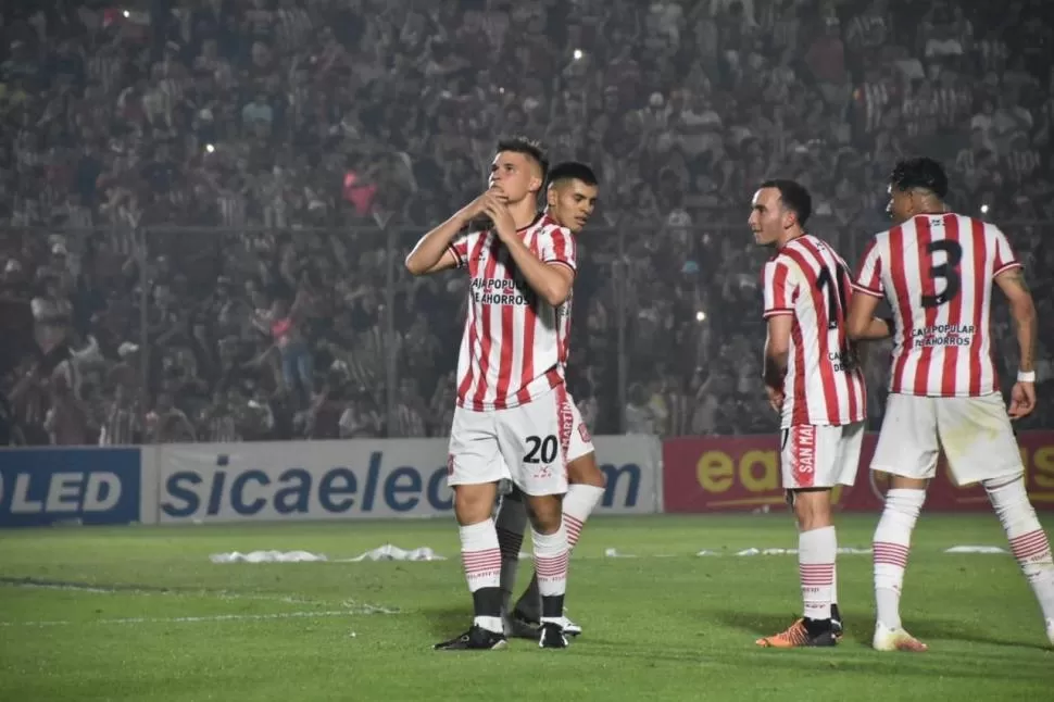 BUEN GESTO. Maggi se sacó la “mufa” cuando marcó el 4-0. El delantero pidió la pelota para ejecutar el penal y luego pidió una ovación para Verón, quien lo fabricó. PRENSA CASM 