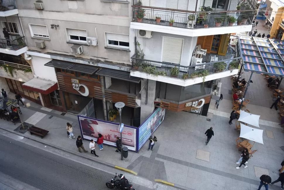 VACÍO. A pesar de que las obras necesarias para la habilitación ya han terminado, Café 25 sigue cerrado. Le faltan algunos vidrios y su tradicional revestimiento de madera.