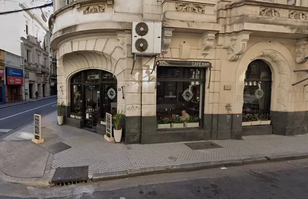 El bar de Rosario donde un hombre abandonó a su mamá en silla de ruedas