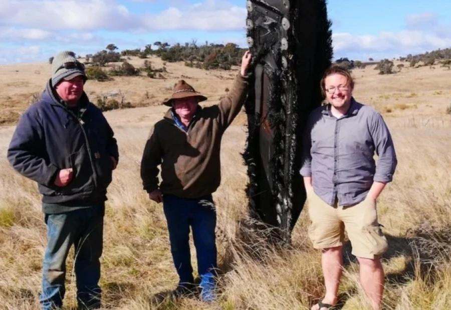 Fotos: un OVNI cayó desde el espacio en una granja de Australia