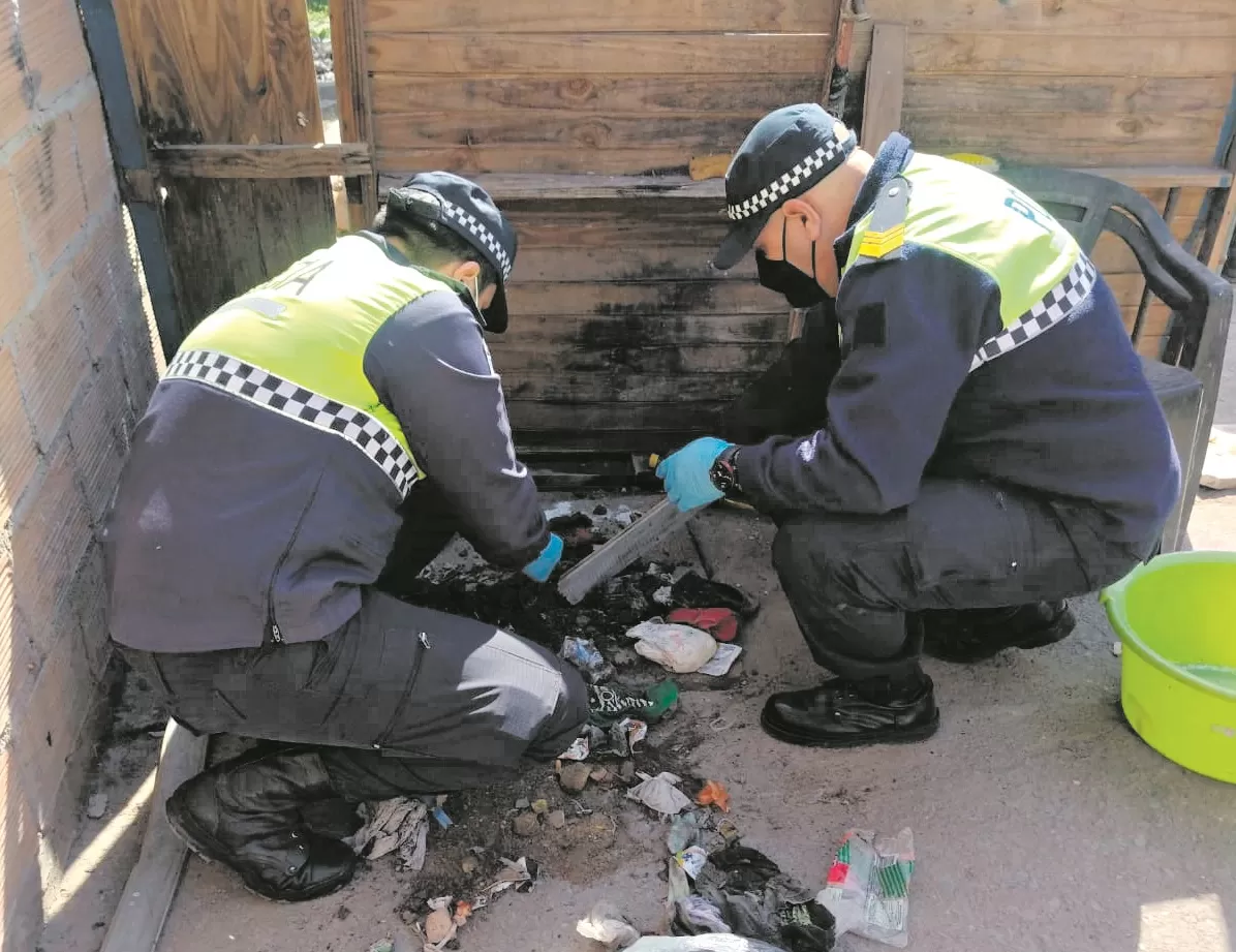 INSPECCIÓN. Los policías encontraron indicios de que en la vivienda donde residía el niño se habrían comercializado dosis de cocaína.